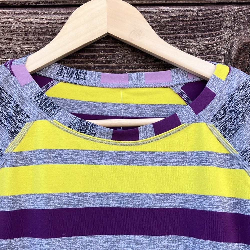 Lululemon Athletica w Thumbholes - Picture 3 of 11